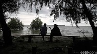 Wisatawan menikmati Pantai Beting Aceh, Rupat Utara, Bengkalis, Riau, Sabtu (21/11).