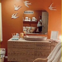 Mendekorasi dan menghabiskan waktu di kamar bayi benar-benar membantuku mempersiapkan diri saat terlalu banyak pikiran (tentang persalinan) di kepala, tulis Gigi Hadid. Foto: Instagram/@gigihadid