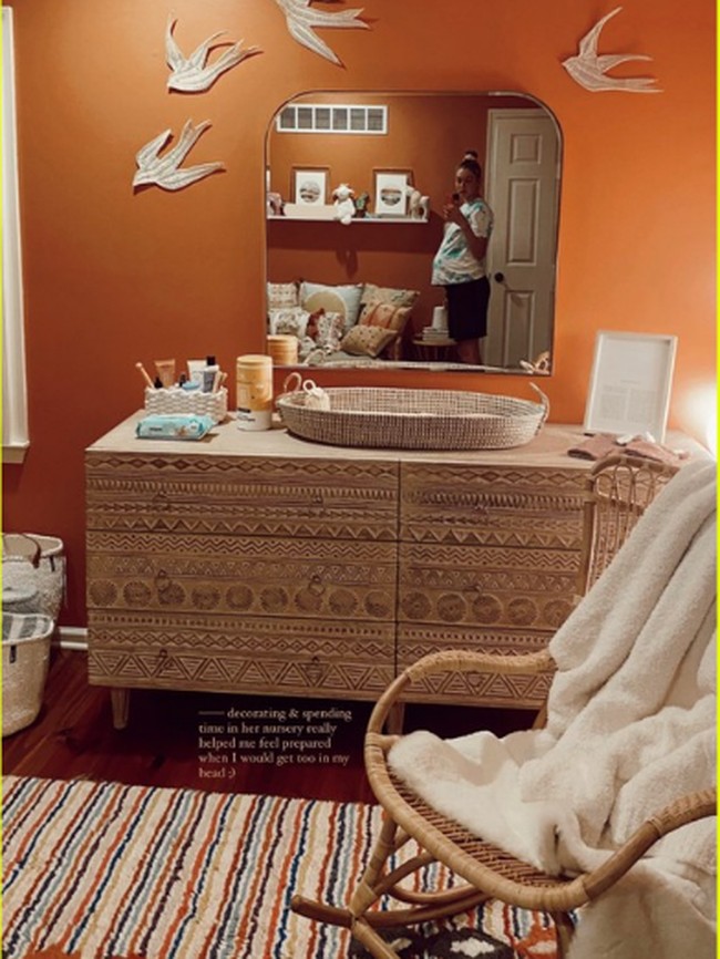 Mendekorasi dan menghabiskan waktu di kamar bayi benar-benar membantuku mempersiapkan diri saat terlalu banyak pikiran (tentang persalinan) di kepala, tulis Gigi Hadid. Foto: Instagram/@gigihadid