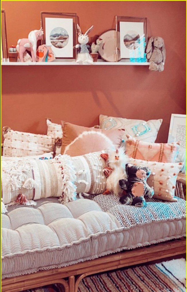 Model 24 tahun ini juga membagikan suasana kamar bayi yang didekorasinya sendiri. Kamar ditata bernuansa girlie dengan berbagai hiasan manis. Foto: Instagram/@gigihadid