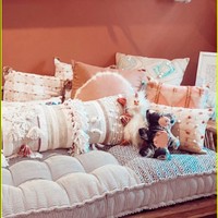 Model 24 tahun ini juga membagikan suasana kamar bayi yang didekorasinya sendiri. Kamar ditata bernuansa girlie dengan berbagai hiasan manis. Foto: Instagram/@gigihadid