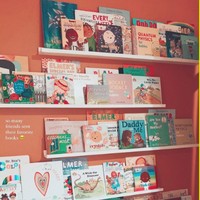 Kamar bayi juga dilengkapi koleksi buku edukasi anak. Buku-buku tersebut merupakan hadiah dari teman dan kerabatnya. Foto: Instagram/@gigihadid