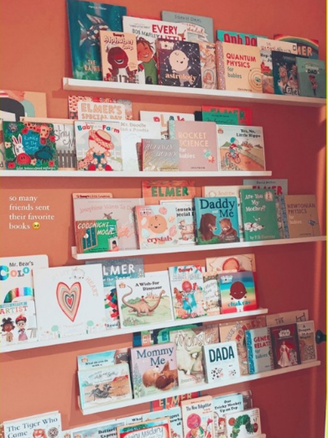 Kamar bayi juga dilengkapi koleksi buku edukasi anak. Buku-buku tersebut merupakan hadiah dari teman dan kerabatnya. Foto: Instagram/@gigihadid
