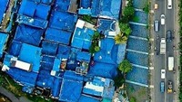 Kampung Biru Arema terinspirasi dari klub bola kebanggaan Malang, Arema FC. Nuansa serba birunya mengubah kampung yang dahulu kumuh menjadi modern. (Kampung Biru Arema/instagram)