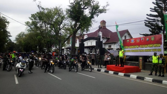 Kapolda Sumut Irjen Martuani Sormin dan Pangdam I BB Mayjen Hassanudin saat melepas patroli gabungan di Medan (Datuk Haris-detikcom)