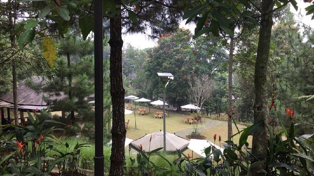 Kastuba Resort yang terbuat dari kayu menyuguhkan panorama Kota Bandung dari ketinggian