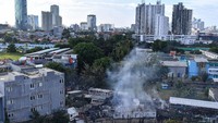 Sebanyak 12 unit mobil pemadam kebakaran dari Suku Dinas Penanggulangan Kebakaran dan Penyelamatan Jakarta Pusat dikerahkan untuk memadamkan api yang membakar hunian di permukiman tersebut.  