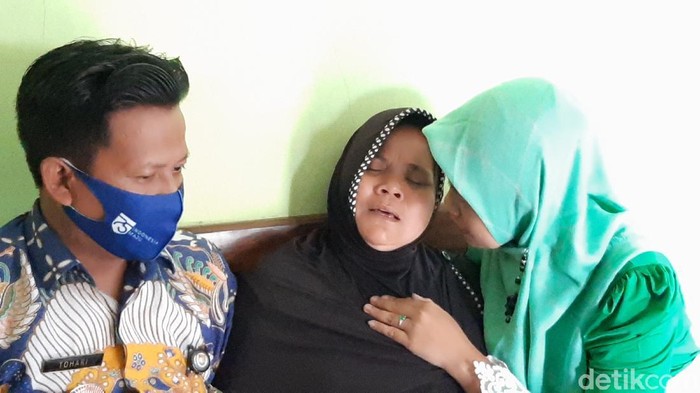 Keluarga Dony Saputra korban mutilasi di Kalimalang Bekasi, Selasa (8/12/2020).