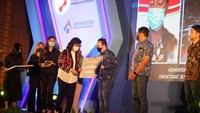 Direktur Jendral Industri Kecil Menengah dan Aneka (IKMA) Kemenperin Gati Wibawaningsih memberikan penghargaan kepada lima startup terbaik Startup4Industry disaksikan Menteri Perindustrian Agus Gumiwang yang hadir secara virtual di Jakarta. 