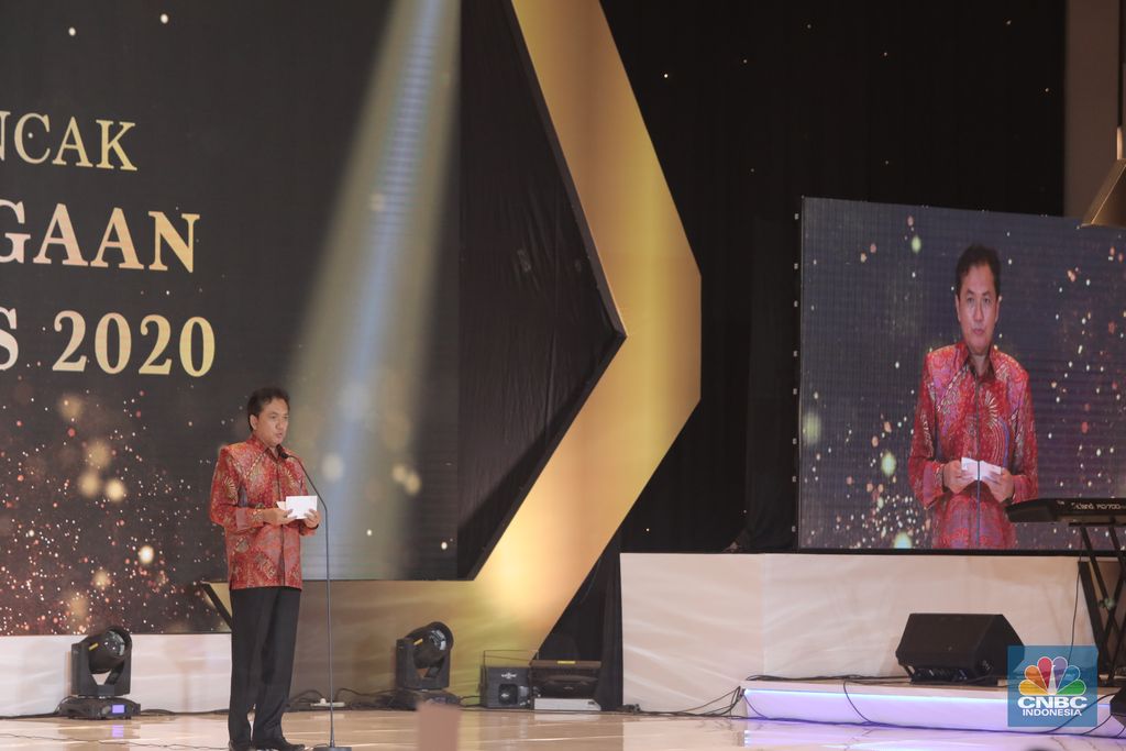 Kepala BPH Migas M. Fanshurullah Asa dalam acara malam puncak penghargaan BPH Migas 2020 & penyerahan sertifikat ISO 37001, Senin (8/12/2020). (CNBC Indonesia/Muhammad Sabki)