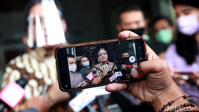 Ketua BPK Agung Firman Sampurna diperiksa KPK. Ia diperiksa terkait kasus dugaan suap proyek pembangunan sistem penyediaan air minum (SPAM) di Kementerian PUPR.