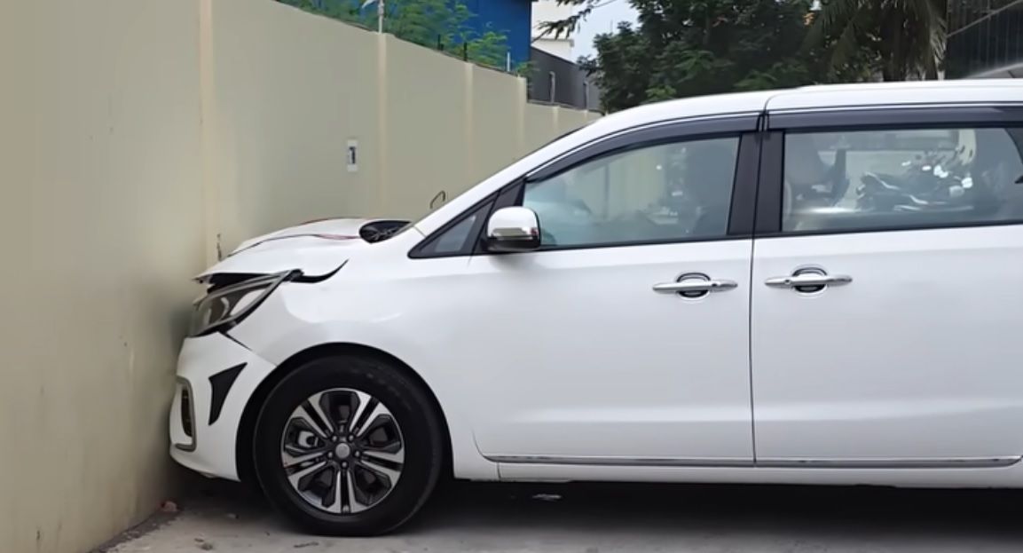 Kia Carnival menabrak tembok