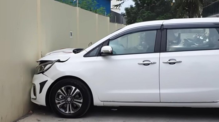 Kia Carnival menabrak tembok