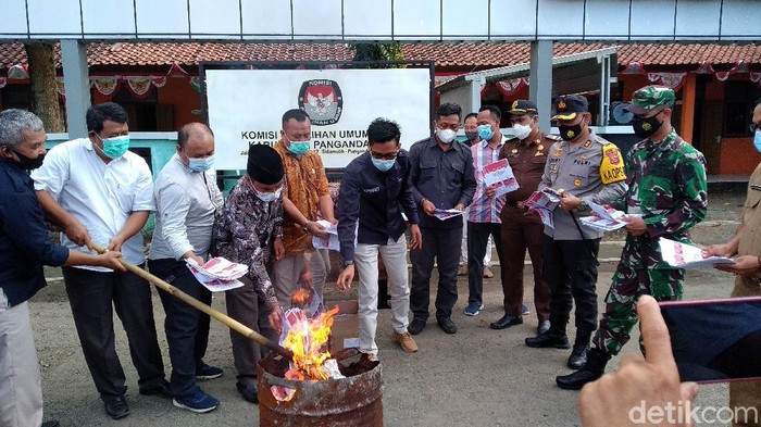 KPU Pangandaran bakar kertas suara yang rusak
