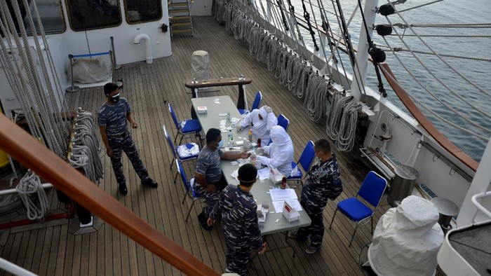 Prajurit TNI AL awak KRI Bima Suci melakukan tes cepat atau rapid test di geladak KRI Bima Suci-945 saat sandar di Dermaga Lantamal XIV Sorong, Papua Barat, Selasa (8/12/2020). Tes cepat tersebut dilaksanakan guna upaya pencegahan penyebaran COVID-19 sebelum melanjutkan pelayaran etape kesembilan menuju Tual untuk melaksanakan Satgas operasi Bima Suci dalam mendukung latihan praktik Kartika Jala Krida (KJK) 2020. ANTARA FOTO/Abriawan Abhe/aww.