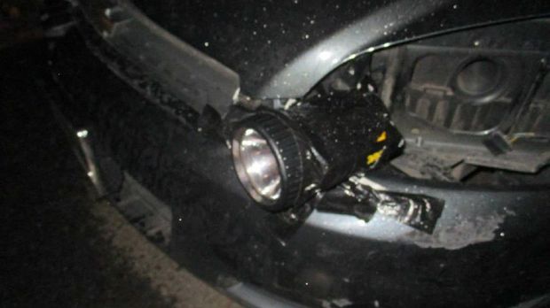 Lampu mobil yang rusak diganti dengan senter yang dilakban ke mobil.