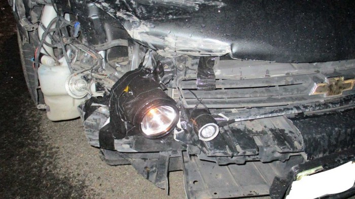Lampu mobil yang rusak diganti dengan senter yang dilakban ke mobil.