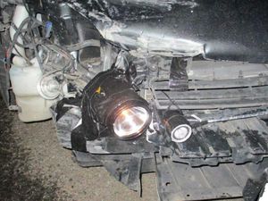 Lampu Depan Mobil Rusak, Pengemudi Ini Ganti dengan Senter