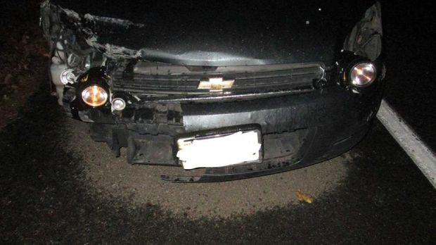Lampu mobil yang rusak diganti dengan senter yang dilakban ke mobil.