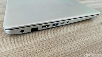 Di sisi kiri ada port power untuk laptop, LAN, HDMI, USB 3.0, USB Type C untuk transfer data, charging gadget atau display port dan audio jack untuk headphone/microphone. (Fitraya Ramadhanny/detikINET)