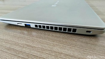 Di sisi kanan ada slot card reader untuk micro SD dan port USB 3.0 serta security lock port di ujung kanan. Laptop ini mendapat sertifikasi dari TUV Rheinland yaitu lolos uji jatuh dari ketinggian 76 cm, ketumpahan air 30cc, dan tekanan 100 kgf. (Fitraya Ramadhanny/detikINET)