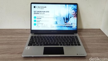 Ukurannya 322,8 mm x 221,9 mm x 18,9 mm. Layarnya 14 inch HD anti-glare alias anti mantul, yang tampak lega karena bezelnya tipis (Fitraya Ramadhanny/detikINET)