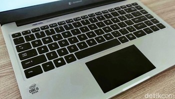 Unit yang dicoba detikINET punya dapur pacu Intel Core i5 yang memiliki 4 core dengan kecepatan sampai 2,1 GHz. Keyboardnya nyaman digunakan dengan key travel yang pas untuk jari-jari menjangkau saat pengetikan cepat. (Fitraya Ramadhanny/detikINET)