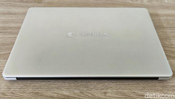 Dynabook Satellite Pro L40-G dari Sharp tampil dengan desain mulus licin berwarna silver yang kekinian berbahan alumunium. Beratnya cuma 1,49 kg, bersaing dengan laptop kelas sejenis. Versi lainnya adalah warna abu-abu. (Fitraya Ramadhanny/detikINET)