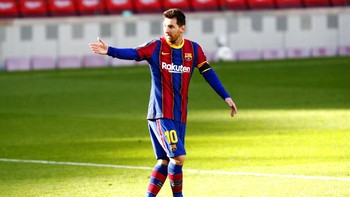 1. Lionel Messi dengan nilai 195/200. Di penghujung karirnya, Lionel Messi belum menurun kemampuannya bersama Barcelona. Foto: (AP/Joan Monfort)