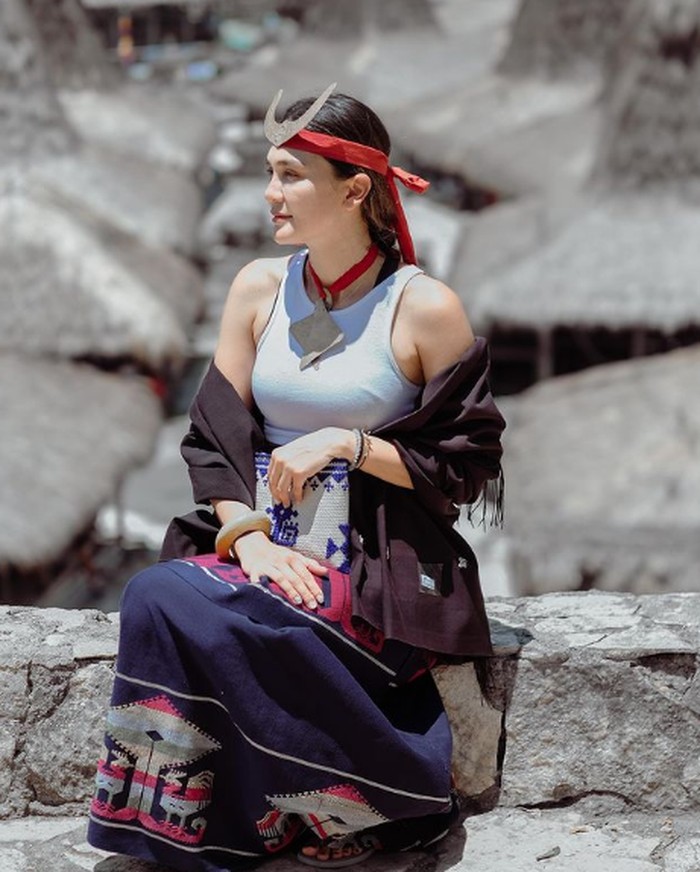 luna maya di sumba luna maya di sumba