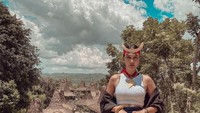 Sepertinya Luna berkunjung ke Desa Adat Prai Ijing. Cantik ya? 