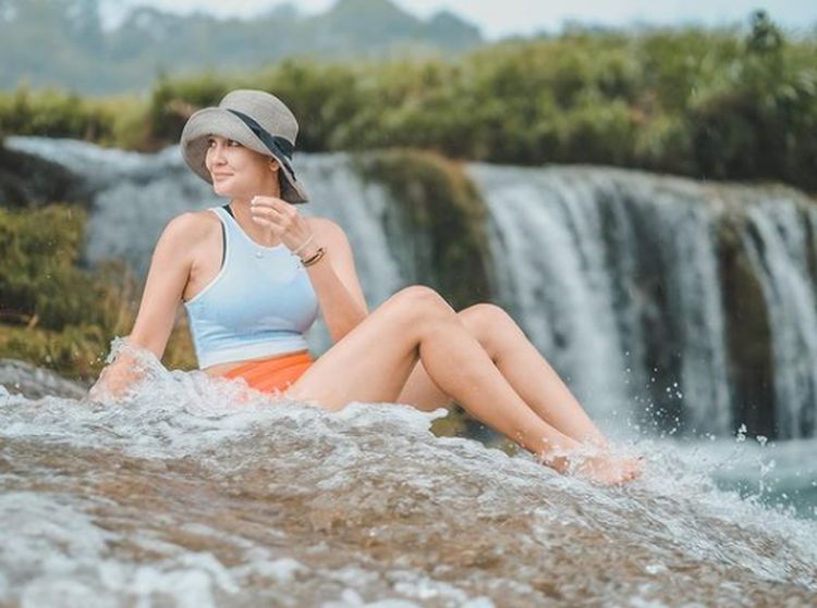 Cantikan Luna Maya atau Pariwisata Sumba?