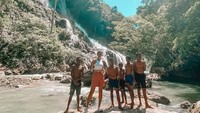 Ragam tempat wisata yang dikunjungi Luna. mulai dari pantai, air terjun, mencicipi kuliner hingga berkunjung ke desa wisata. 