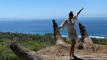 Cantikan Luna Maya atau Pariwisata Sumba?