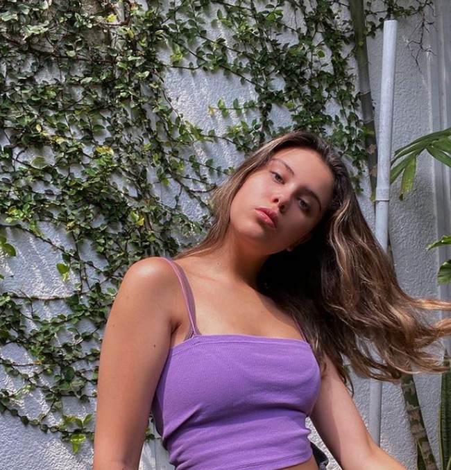 Tak hanya cantik, Manuella juga pandai menyanyi. Gadis berambut panjang ini kerap kali membagikan video cover lagu-lagu populer. Foto: Instagram/@sophia_latjuba88, @manuellaazizaa