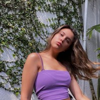 Tak hanya cantik, Manuella juga pandai menyanyi. Gadis berambut panjang ini kerap kali membagikan video cover lagu-lagu populer. Foto: Instagram/@sophia_latjuba88, @manuellaazizaa