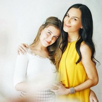 Informasi soal Manuella memang tidak banyak diketahui publik. Ia dikenal sebagai anak dari pernikahan Sophia dengan Michael Villareal. Foto: Instagram/@sophia_latjuba88, @manuellaazizaa