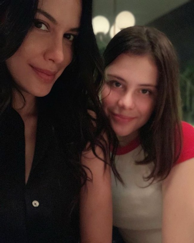 Sehari-harinya Manuella lebih sering berdandan kasual. Mengenakan t-shirt, jeans, rok mini ada blouse lengan panjang. Foto: Instagram/@sophia_latjuba88, @manuellaazizaa