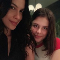 Sehari-harinya Manuella lebih sering berdandan kasual. Mengenakan t-shirt, jeans, rok mini ada blouse lengan panjang. Foto: Instagram/@sophia_latjuba88, @manuellaazizaa