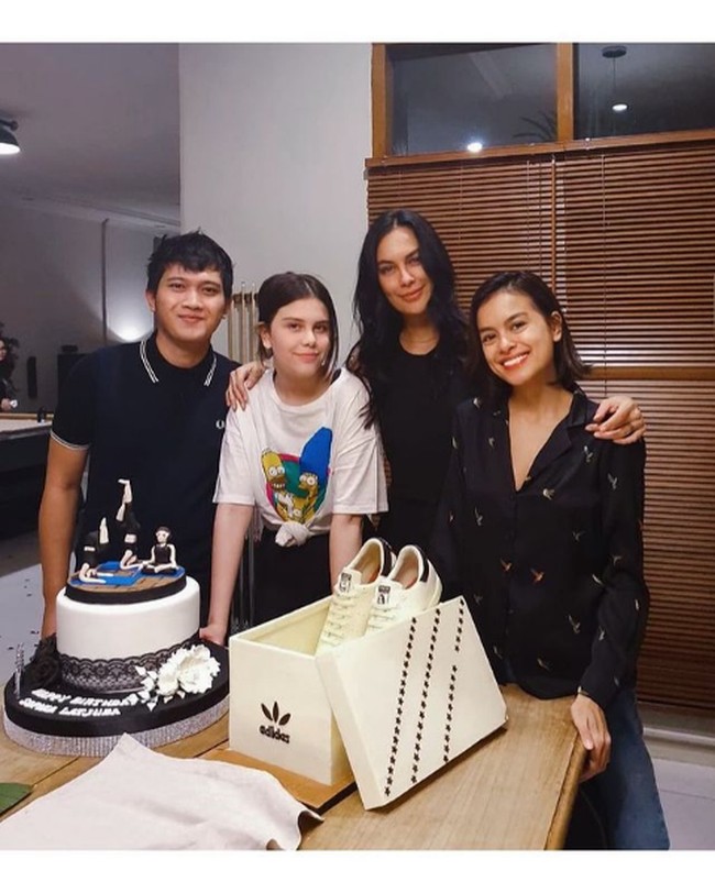 Berparas cantik dan mahir menyanyi seperti ibu dan kakaknya, Eva Celia, akankah Manuella mengikuti jejak mereka di dunia entertainment? Foto: Instagram/@sophia_latjuba88, @manuellaazizaa