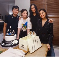 Berparas cantik dan mahir menyanyi seperti ibu dan kakaknya, Eva Celia, akankah Manuella mengikuti jejak mereka di dunia entertainment? Foto: Instagram/@sophia_latjuba88, @manuellaazizaa