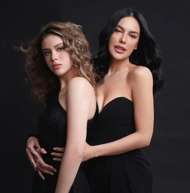 Pada Senin (8/12/2020), Sophia Latjuba mengunggah foto bersama putri bungsunya Manuella Aziza, di Instagram. Pasangan ibu-anak ini kompak berbusana hitam. Netizen pun salfok dengan kecantikan Manuella. Foto: Instagram/@sophia_latjuba88, @manuellaazizaa