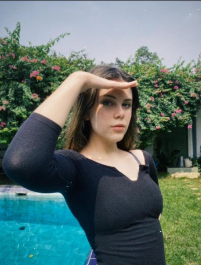 Remaja 15 tahun ini menyandang nama belakang sang ayah. Dia memiliki nama lengkap Manuella Natasha Aziza Villareal. Foto: Instagram/@sophia_latjuba88, @manuellaazizaa