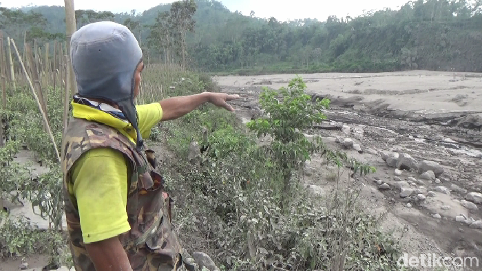 material gunung semeru meletus masih panas di sungai curah kobokan