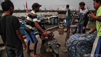 Pemotor antre untuk menyeberang. Pemotor antre untuk menyeberang.