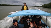 Wisatawan menaiki speedboat menuju Pantai Beting Aceh, dari Pelabuhan Desa Tanjung Medang, Rupat Utara, Bengkalis, Riau, Sabtu (21/11).
