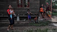 Sejumlah warga beraktivitas di kawasan Kampung Jawa, Rupat Tengah, Bengkalis, Sabtu (21/11).