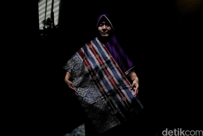 Indonesia memang terkenal dengan berbagai kerajinan tangannya. Salah satu yang khas adalah kain songket melayu di Dumai.