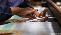 Ia pun bercerita untuk satu 1 kain modal produksinya sebetulnya beragam mulai dari Rp 150.000 hingga Rp 400.000 dan dijual dengan harga Rp 600.000-700.000 untuk 1 kain songket. Namun, harga tersebut juga bisa lebih mahal bila seseorang ingin membeli kain yang berpasangan (laki-laki dan perempuan).