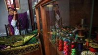 Ia pun mengungkapkan dari usaha yang ia geluti, dirinya bisa mendapati omset bersih per bulannya rata-rata Rp 6.000.000 dan omzet kotor bisa mencapai Rp 20.000.000. Sayangnya, di masa COVID-19 ini pendapatannya semakin mengurang, namun untuk gaji karyawan masih tetap bisa tertutup.